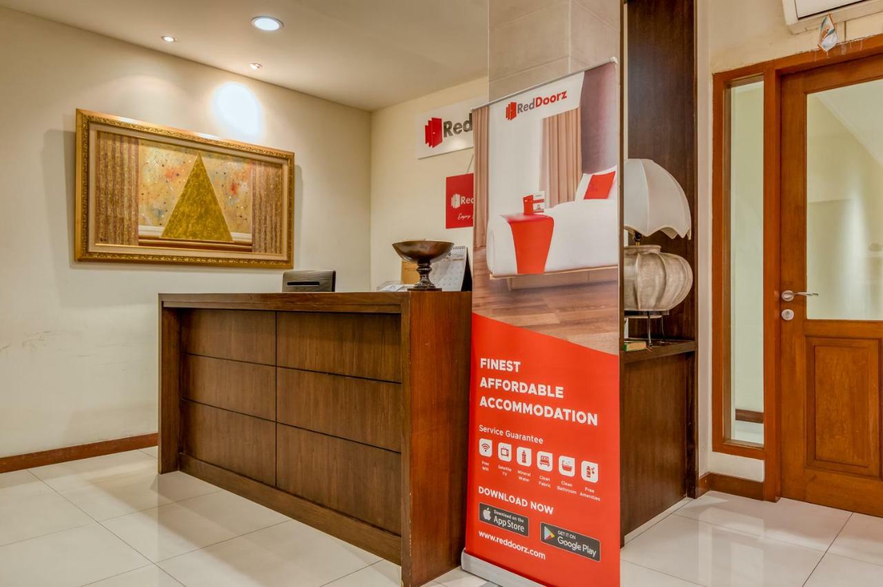 Reddoorz Plus Near Dharmawangsa Square Jacarta Exterior foto