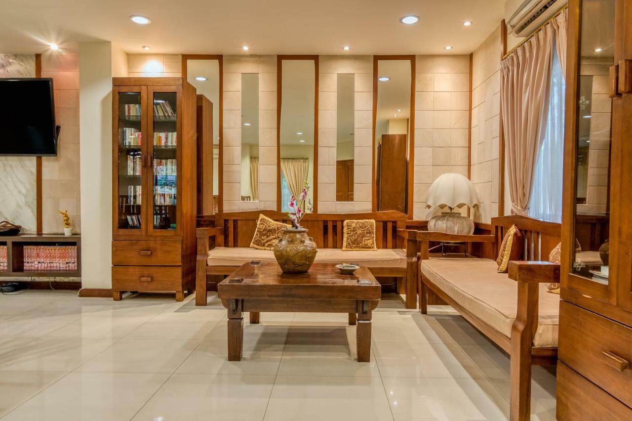 Reddoorz Plus Near Dharmawangsa Square Jacarta Exterior foto